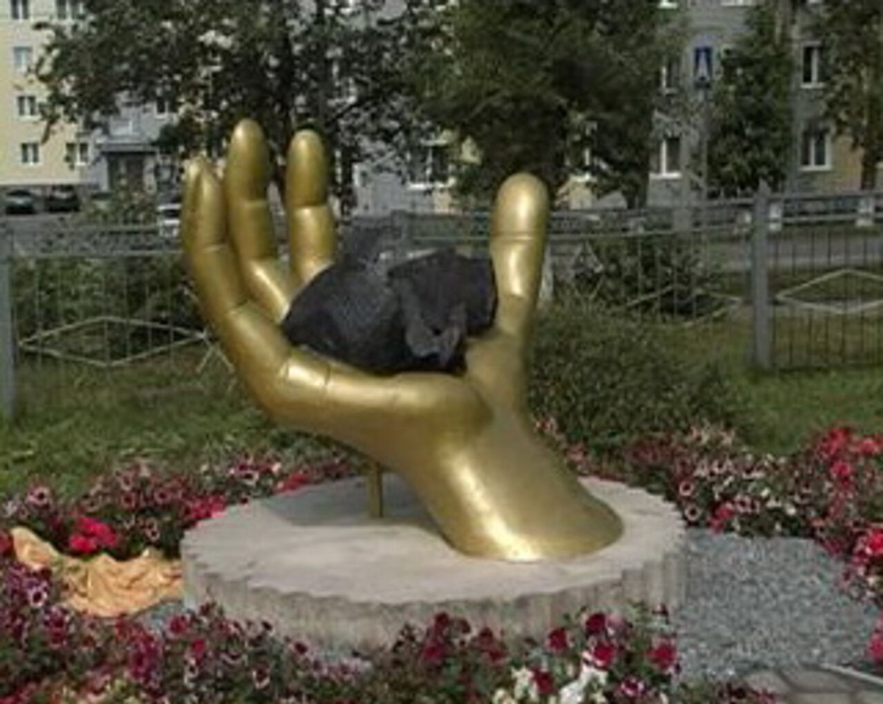 Скульптуру весом в тонну смастерила кузбасская семья ко Дню шахтёра