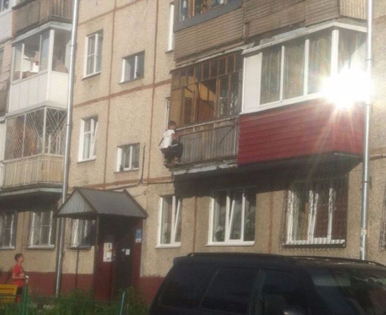 Юный "Человек-паук" из кемерова рассказал, зачем залез на ба.