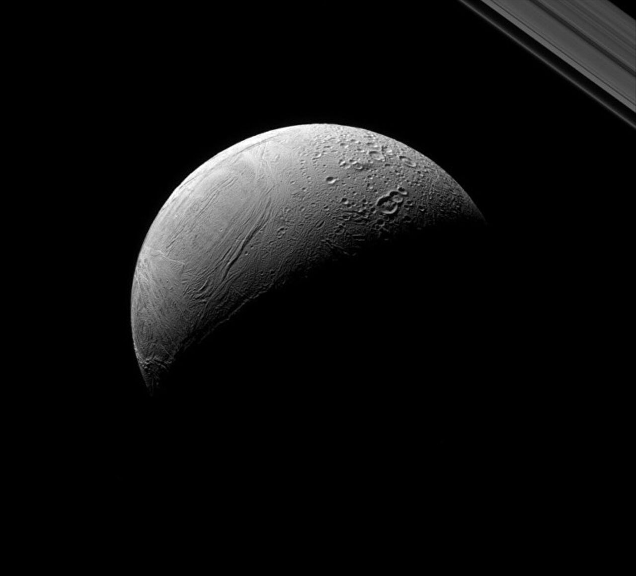 Аппарат «Кассини» показал новый снимок спутника Сатурна Энцелада. Фото