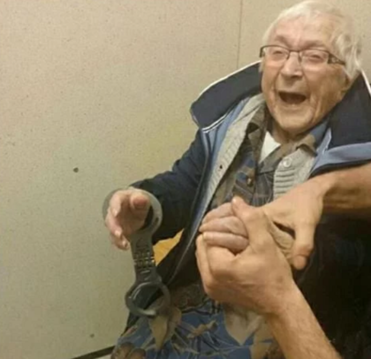 В Нидерландах арестовали 99-летнюю старушку, исполнив ее последнюю мечту В Нидерландах арестовали 99-летнюю старушку, исполнив ее последнюю мечту