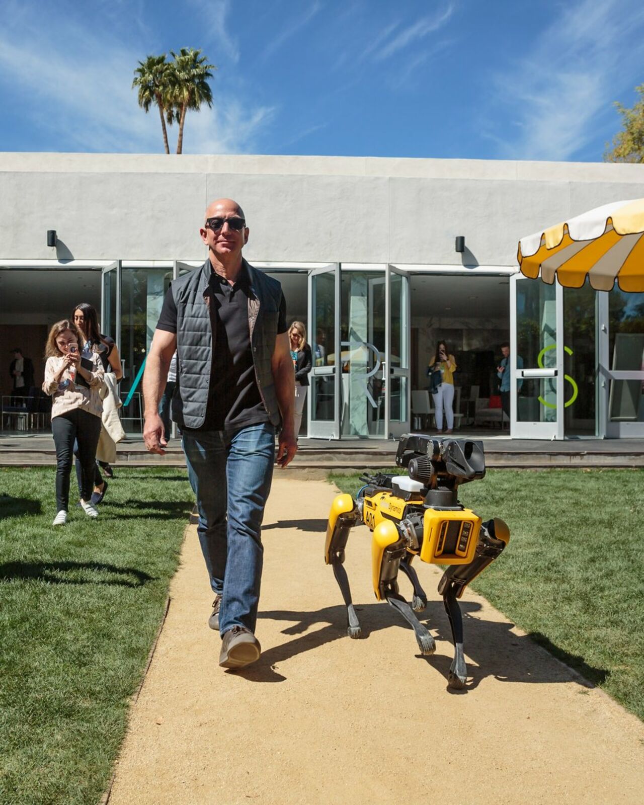 Глава Amazon и самый богатый человек в мире Джефф Безос завел себе роботизированную собаку от Boston Dynamics