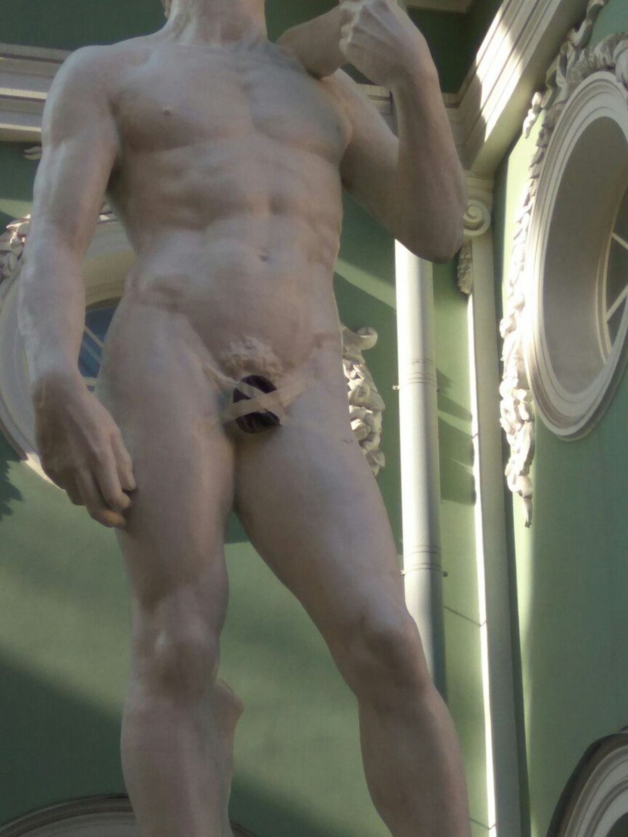 памятник голым мужикам фото 37