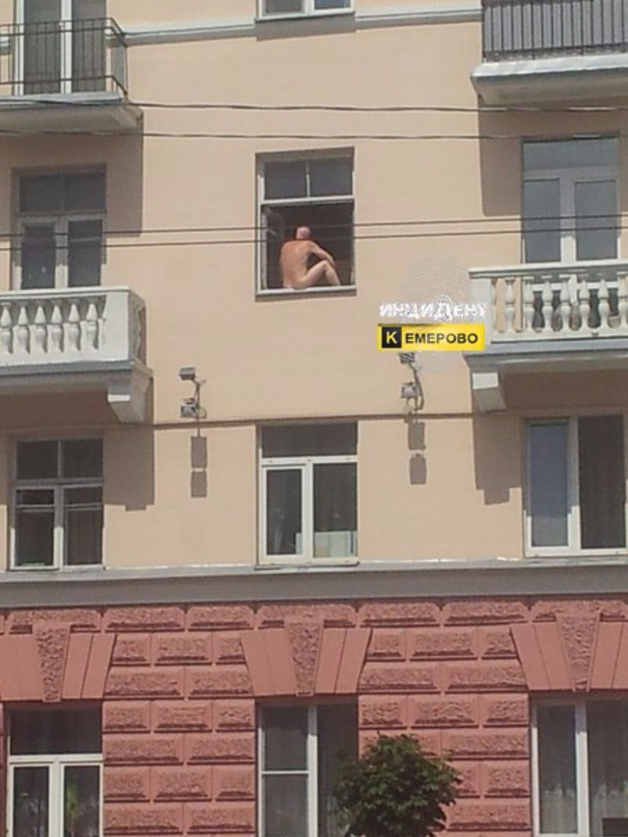 intim-top.ru - Голый мужчина пытался спрыгнуть с балкона после ссоры с женой