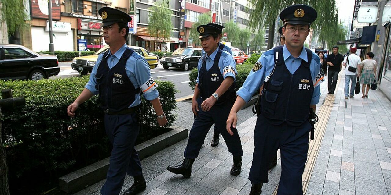 В Японии подсудимый во время суда напал на полицейских и ранил двоих