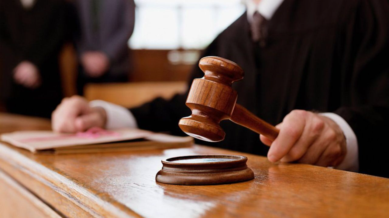Суд выселил пьющую мать из квартиры 3-летнего ребенка Суд выселил пьющую мать из квартиры 3-летнего ребенка