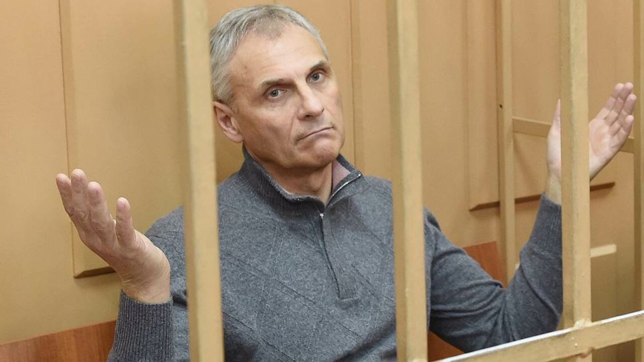 Экс-главе Сахалина потребовалась помощь мед. сотрудников в зале суда Экс-главе Сахалина потребовалась помощь мед. сотрудников в зале суда