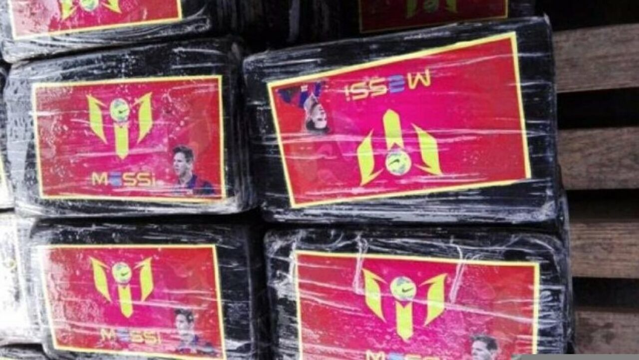 В Перу конфисковали крупную партию наркотиков с изображением Месси на упаковках