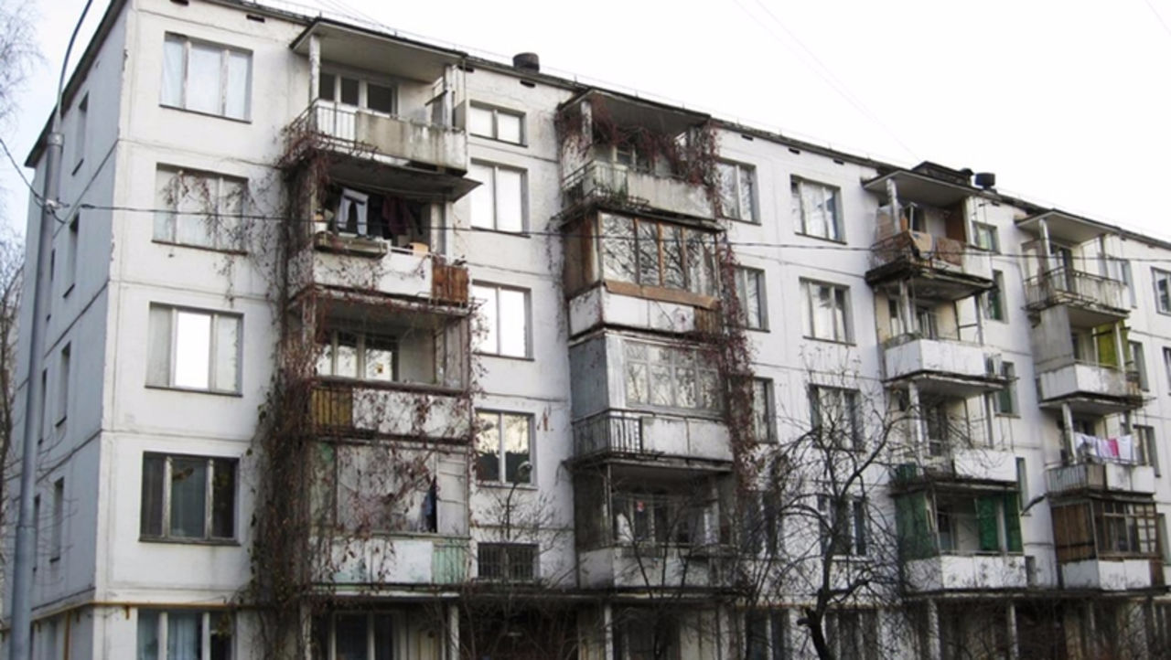 В подмосковье в многоквартирном доме нашли бомбу / vse42.ru .