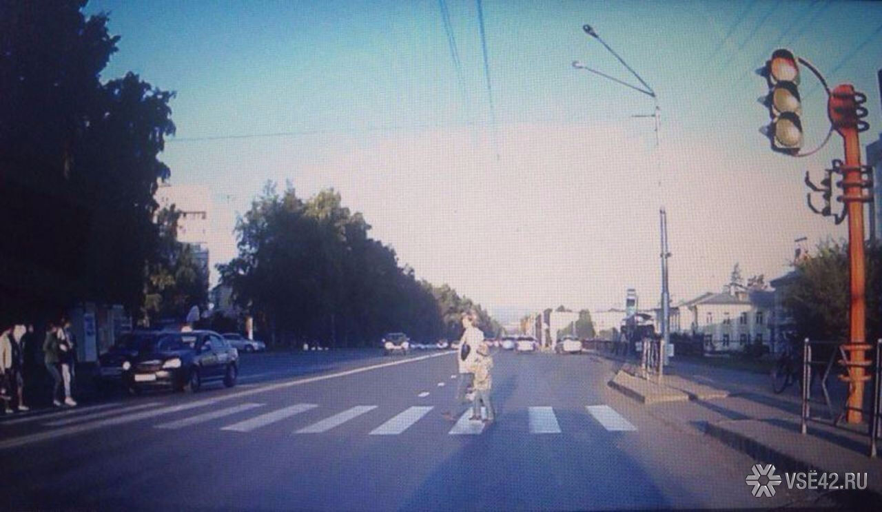 В Кемерове на пешеходном переходе таксист сбил 2-х женщин