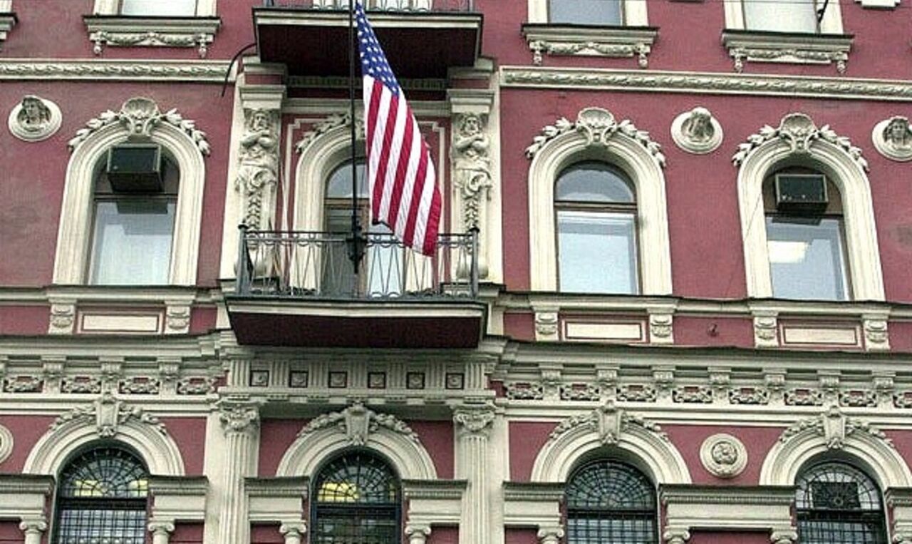 Неизвестные бросили стаканчик с краской в здание генконсульства США на Фурштатской улице в Санкт-Петербурге пишет РИА