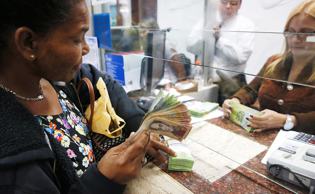 Власти Венесуэлы ослабят контроль на рынке валюты