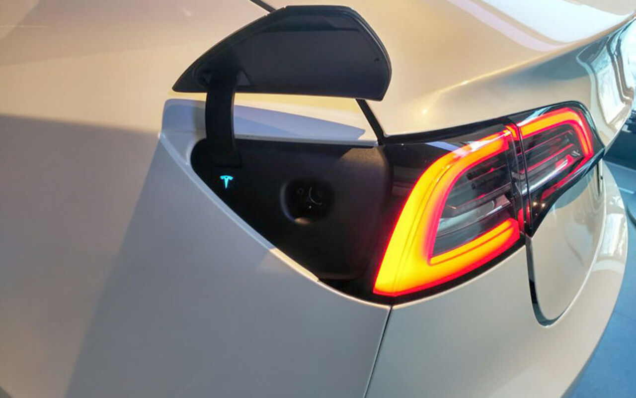 Moscow Tesla Club провел презентацию нового лифтбека Tesla Model 3 и начал принимать на него заказы. Об этом написал журнал