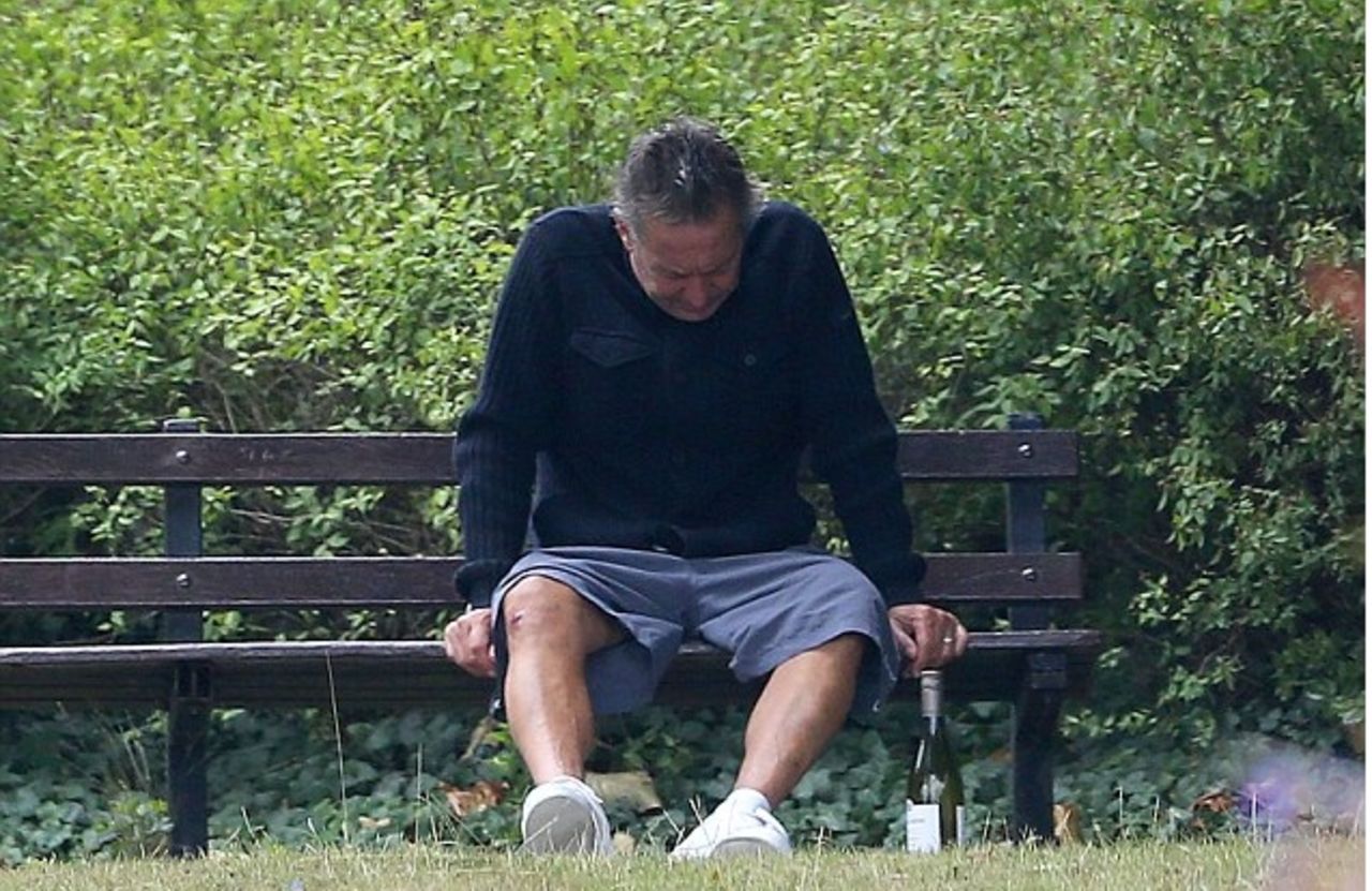 Бездомный мужчина на скамейке