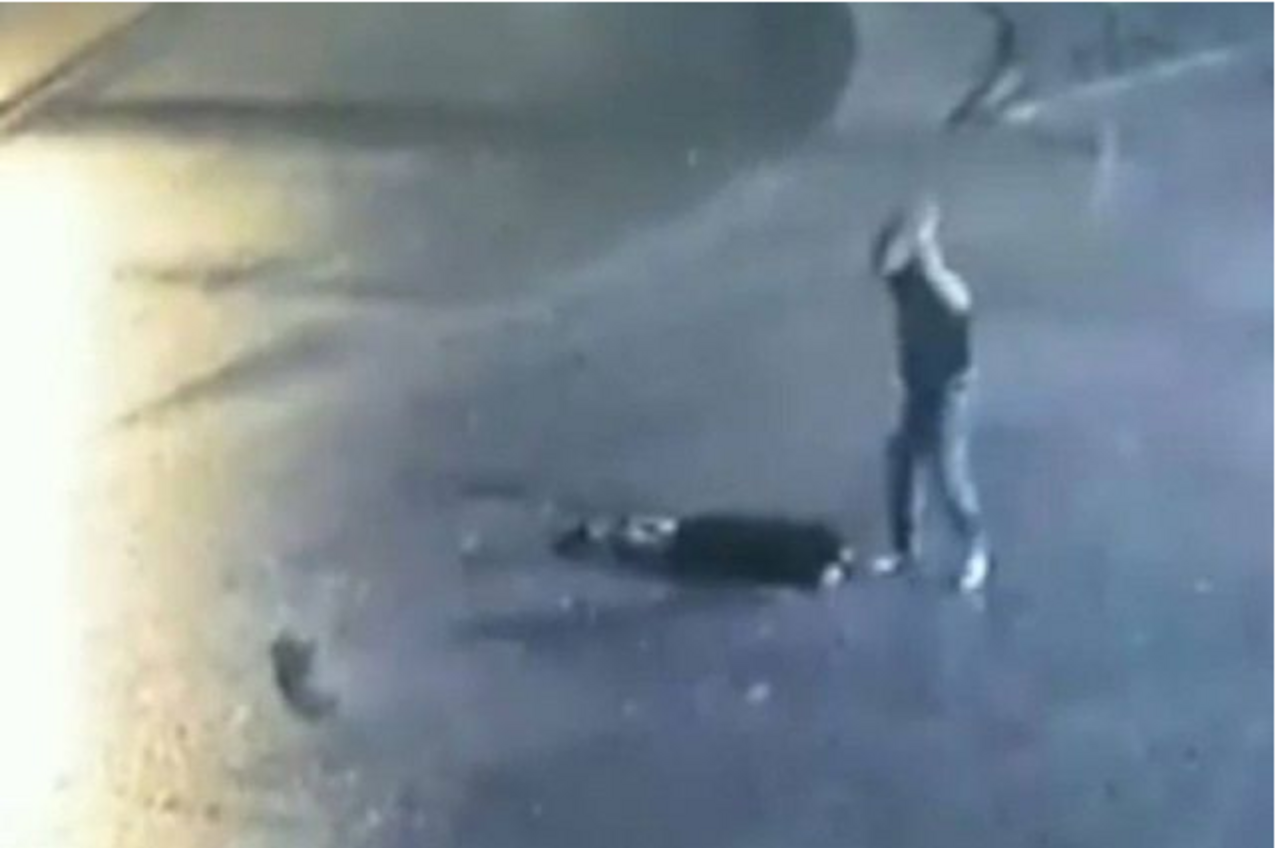 Парень забил камнями разговаривающую с другим девушку в Дагестане Парень забил камнями разговаривающую с другим девушку в Дагестане