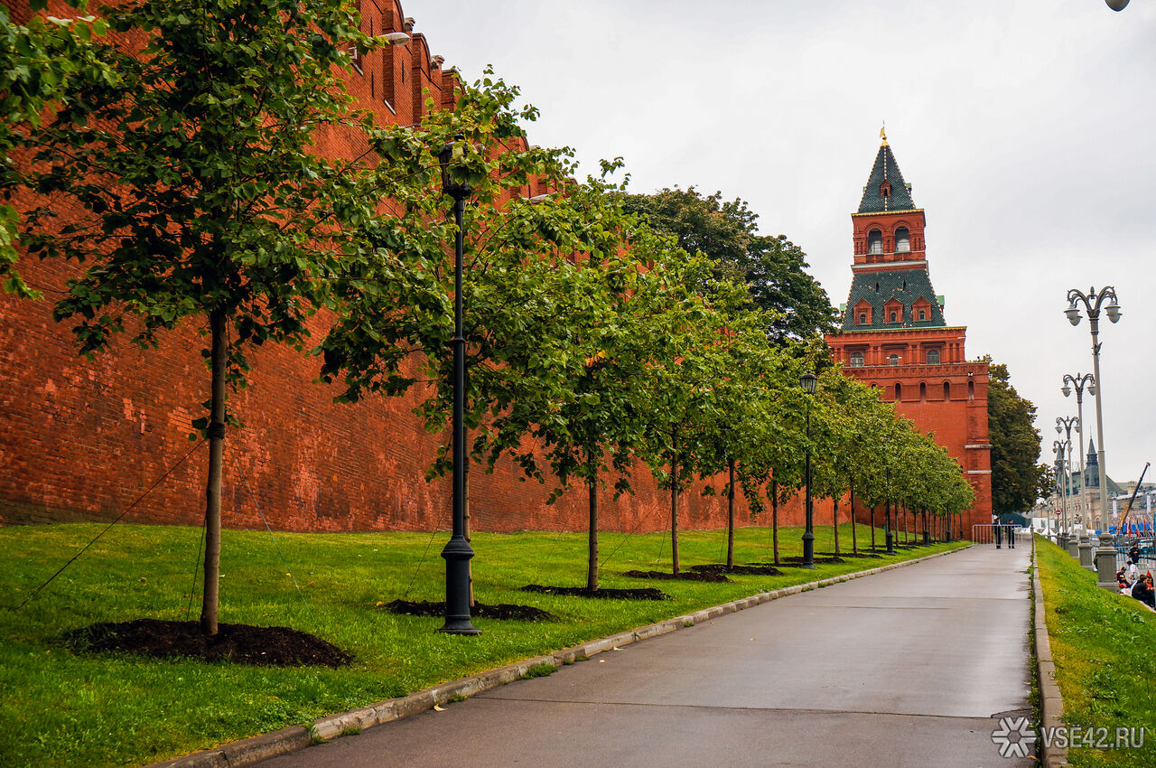 кремлевская стена в санкт петербурге