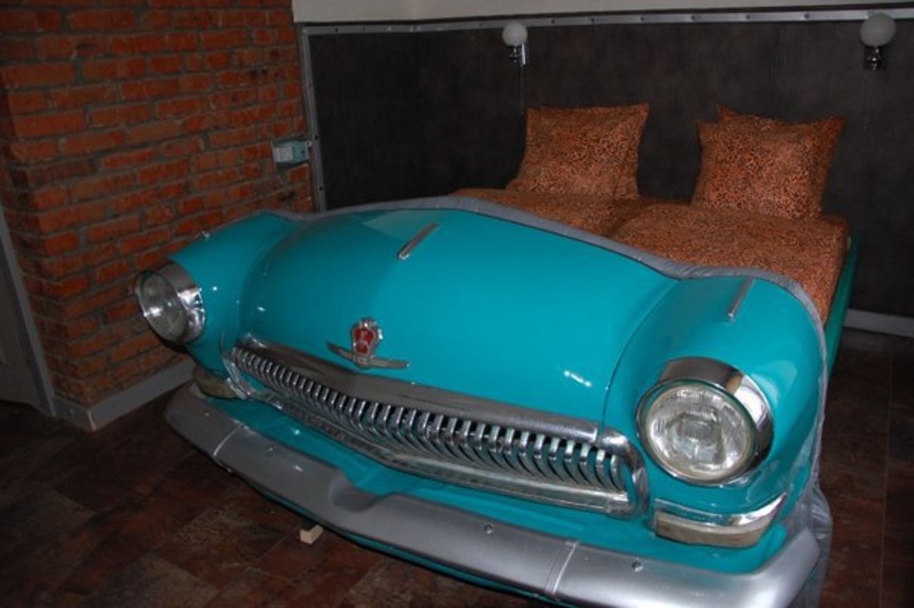 Кровать из старого автомобиля