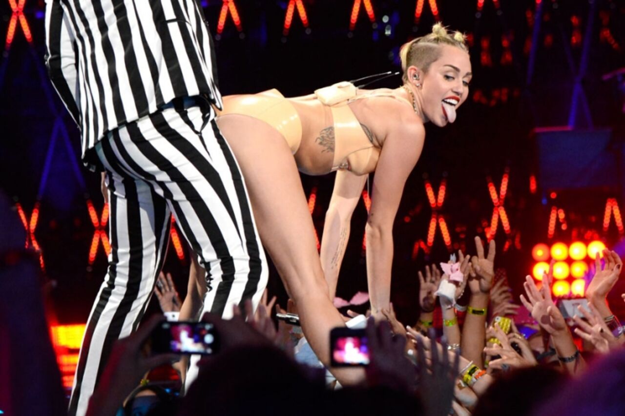 candid upskirt tights