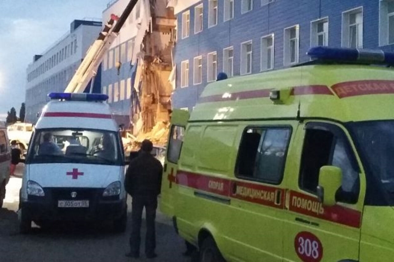 В Омске обрушилась 4-этажная казарма центра ВДВ, есть погибшие