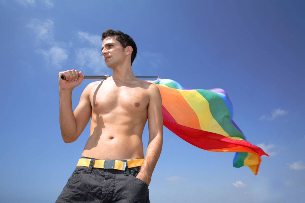 Парень с флагом ЛГБТ