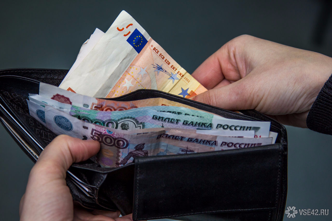 За месяц средняя заработная плата в Кузбассе уменьшилась до 31 713 руб.