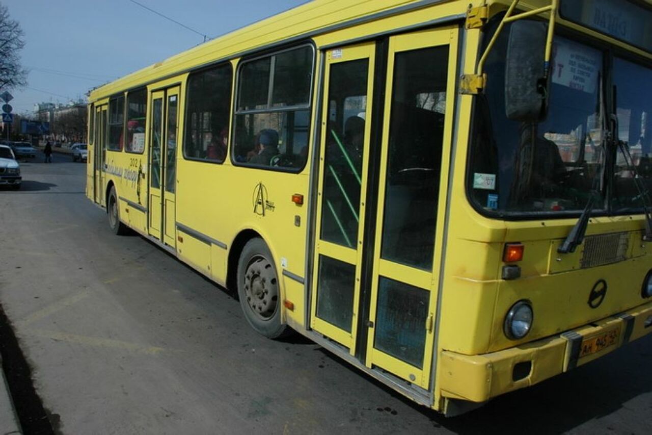 Екатеринбургские следователи ищут водителя, из-за которого женщина с коляской выпала из маршрутки Екатеринбургские следователи ищут водителя, из-за которого женщина с коляской выпала из маршрутки