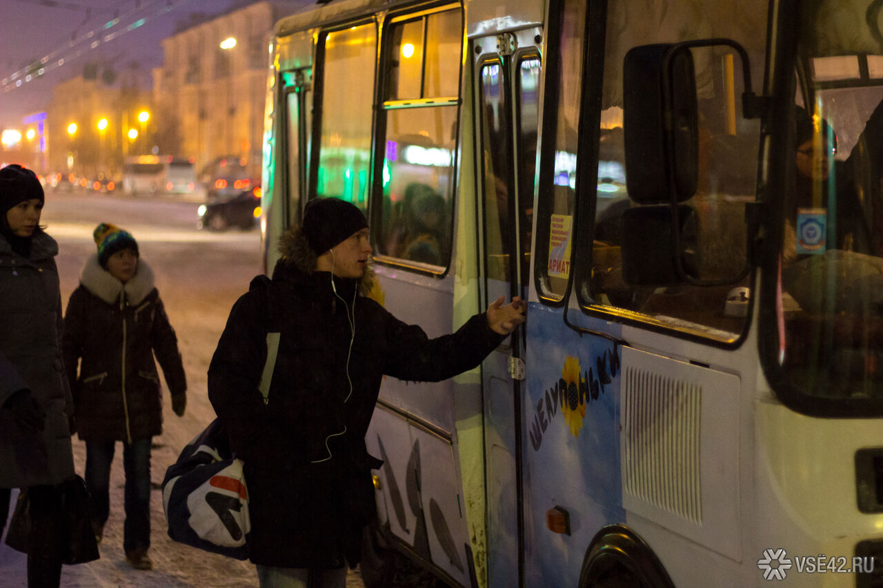 В Анжеро-Судженске женщина выходила из одного автобуса и угодила под колеса другого