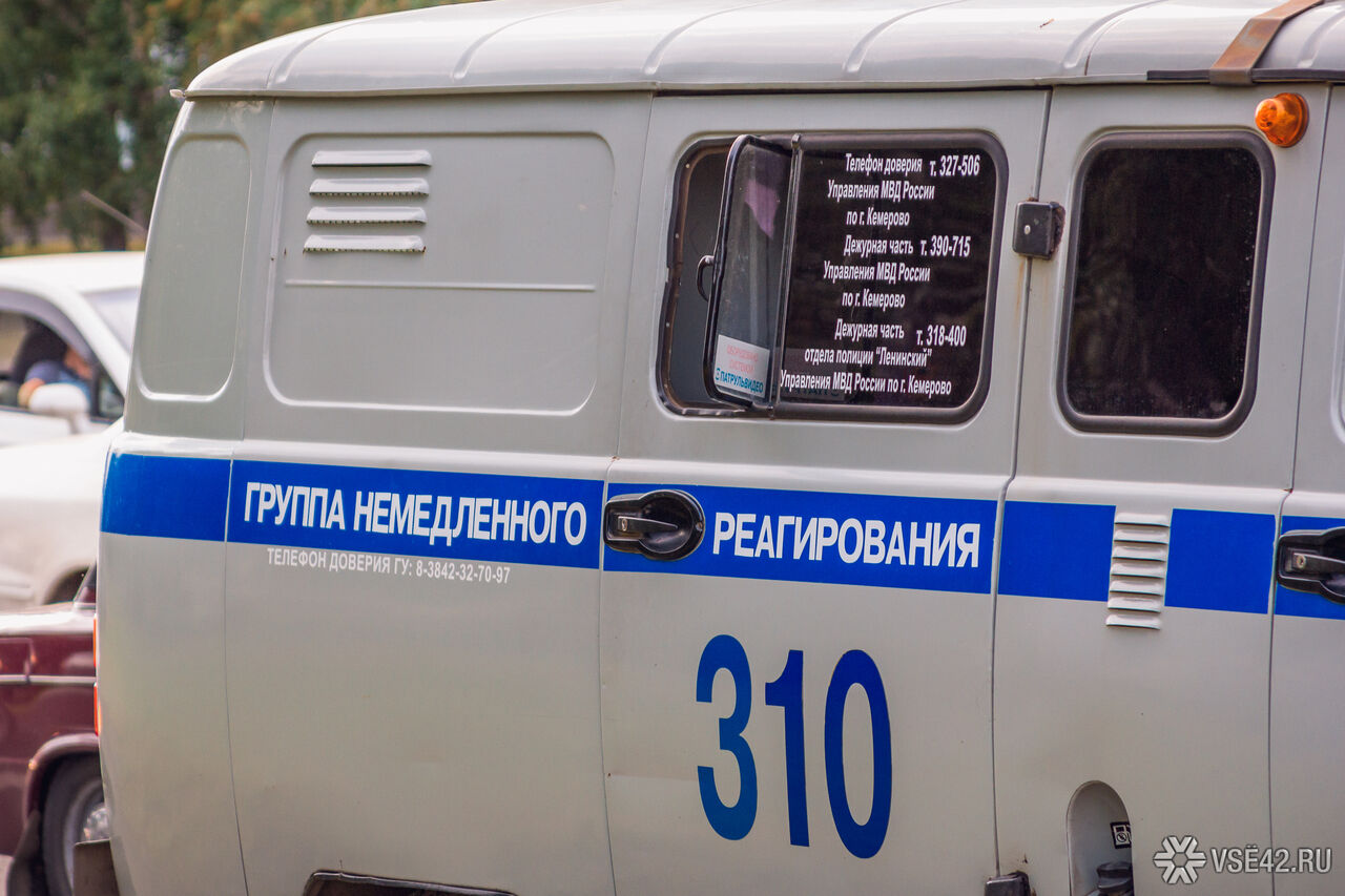 Два жителя Кузбасса пытались вынести норковые шубы из ТЦ через вентиляцию Два жителя Кузбасса пытались вынести норковые шубы из ТЦ через вентиляцию