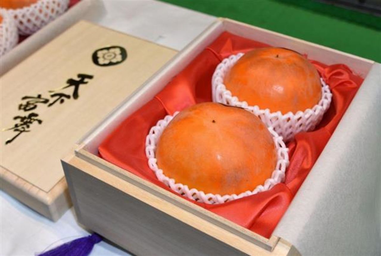 Две хурмы сорта'Тэнкафубу проданы в Японии по цене 540 тысяч иен (порядка 4,8 тысячи долларов сообщает