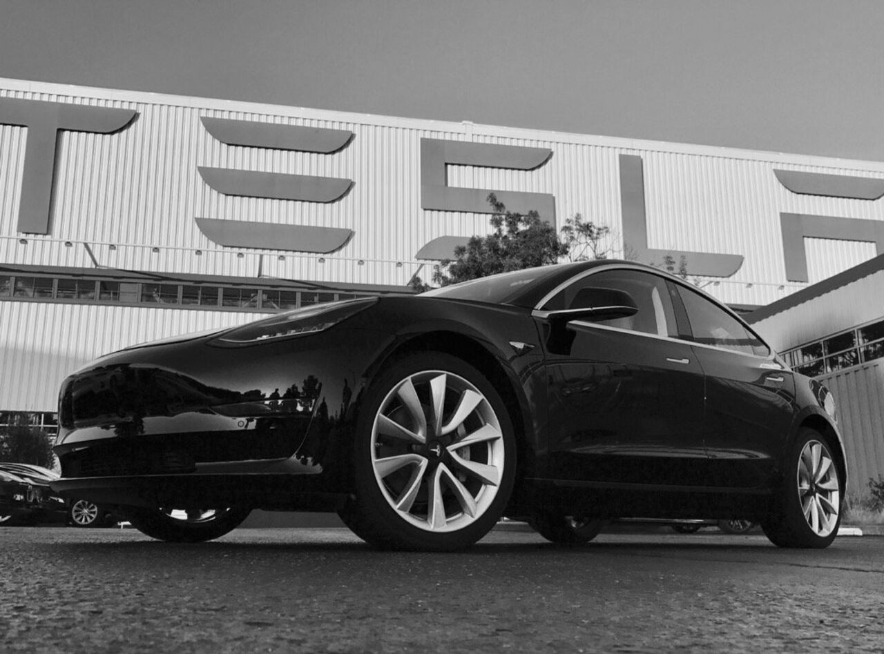 С конвейера сходит Tesla Model 3: ожидания и цены С конвейера сходит Tesla Model 3: ожидания и цены