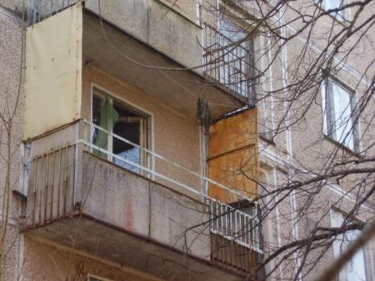 В красноярском крае девушка выпала с балкона 7-го этажа.