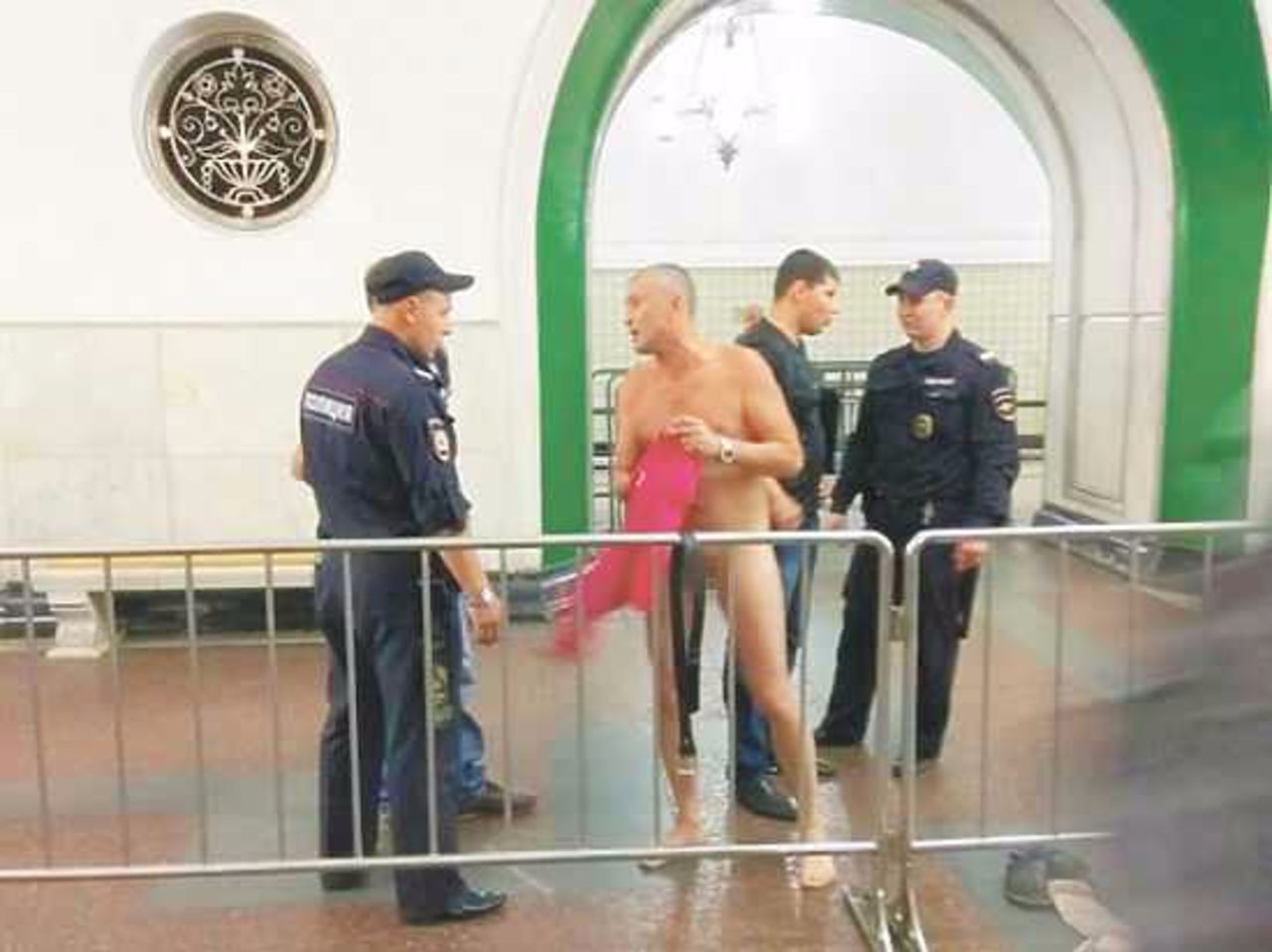 голые мужчины в метро фото 22