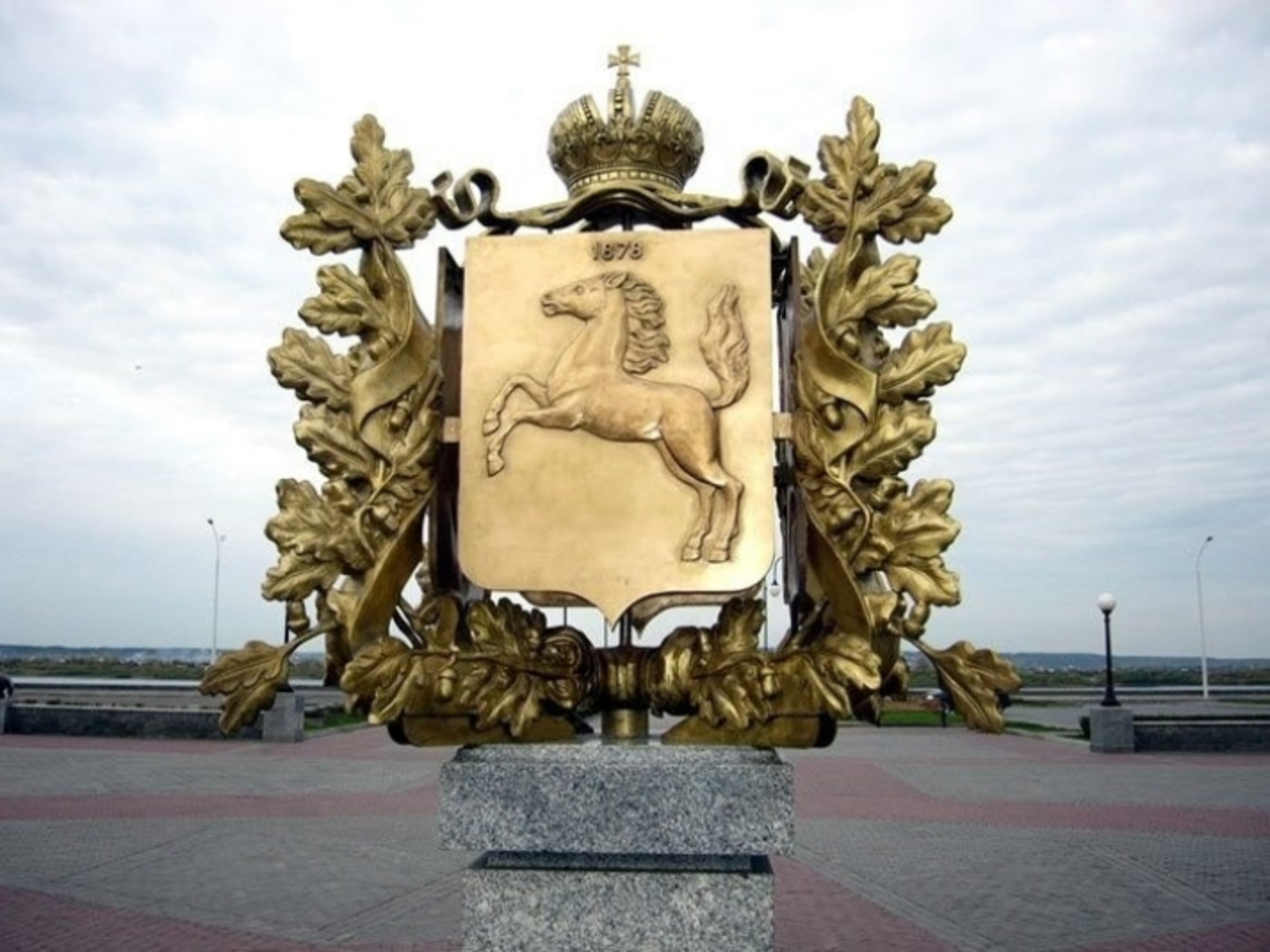 Герб на памятнике