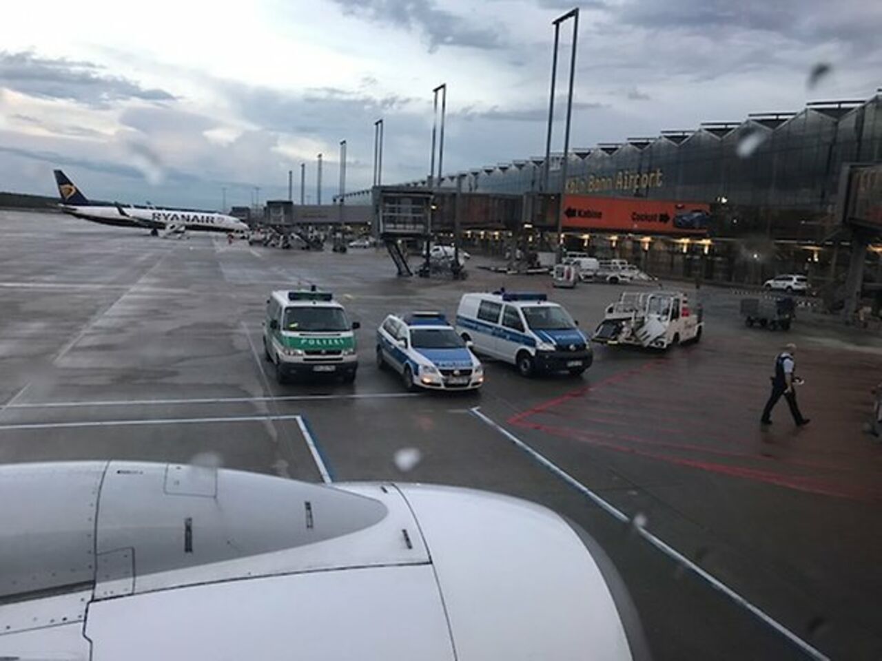 В Кёльне эвакуировали пассажиров лайнера Boeing 737 из-за подозрительного разговора