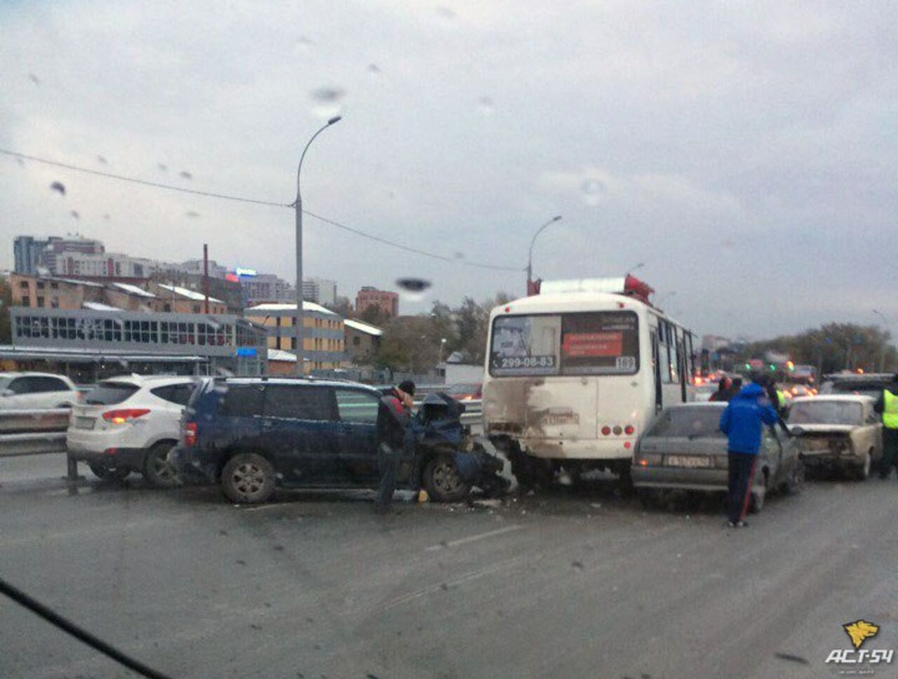 Не менее 10-ти авто столкнулись в Новосибирске