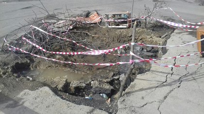 В Рудничном районе Кемерова образовалась огромная яма 