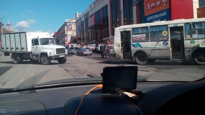 В Кузбассе автобус сбил пешехода, уходя от столкновения с грузовиком
