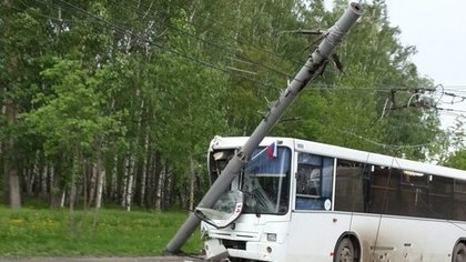В Кузбассе на рейсовый автобус рухнул столб 