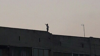По крыше высотки в центре Кемерова гуляют дети