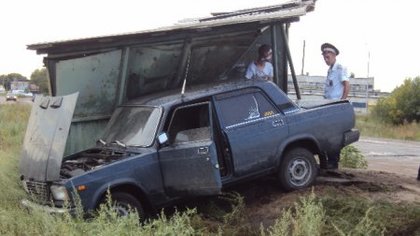 В Рубцовске пьяный водитель протаранил остановку на угнанной машине
