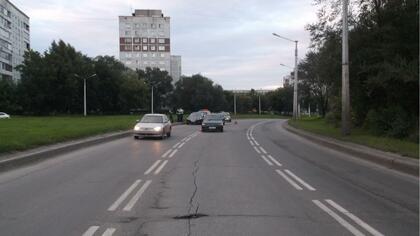 В Новокузнецке иномарка сбила школьника, перебегавшего дорогу не по 