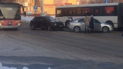 В центре Кемерова столкнулись две иномарки