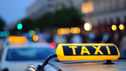 Таксист из Кургана вернул забывчивому клиенту 100 тысяч рублей