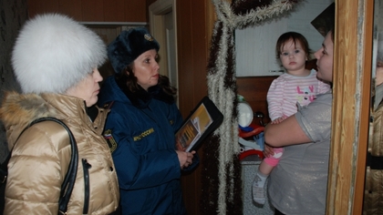 Кузбасские спасатели проверяют дома и квартиры многодетных семей