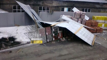 Ночной ураган в Кемерове сорвал со здания крышу