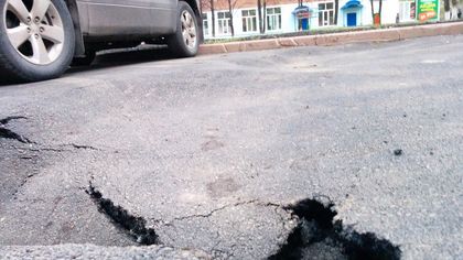 Кемеровчане недовольны дырой в асфальтированном тротуаре 