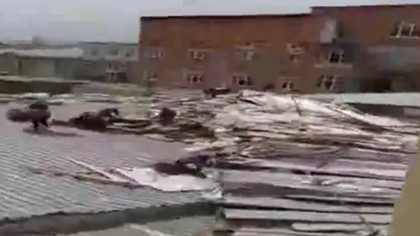 В Заводском районе Кемерова со здания ветром снесло крышу