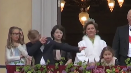11-летний норвежский принц забавно нарушил королевскую церемонию: видео 