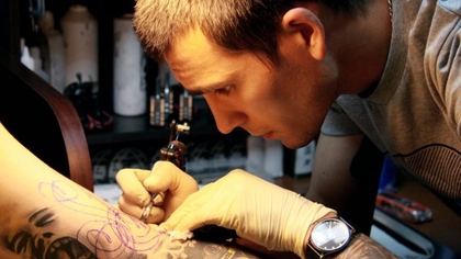 Британцы делают татуировки с символом Манчестера в память пострадавших от теракта