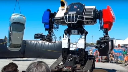 В США боевой человекоподобный робот напал на автомобиль‍