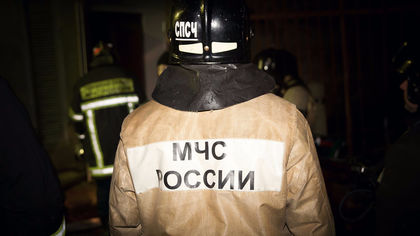 Неизвестные поздним вечером подожгли дом в Новокузнецке